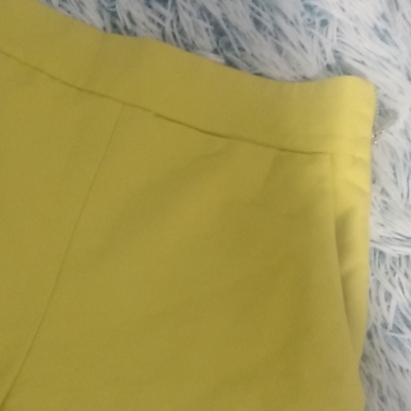 Short  Sara - Picture 3 of 4